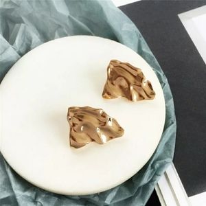 Irregular metal earring-golden color